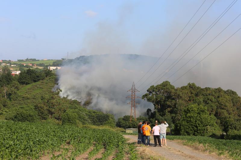 Incendio en Avilés cerca de las instalaciones de Alcoa