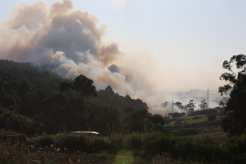 Incendio en Avilés cerca de las instalaciones de Alcoa
