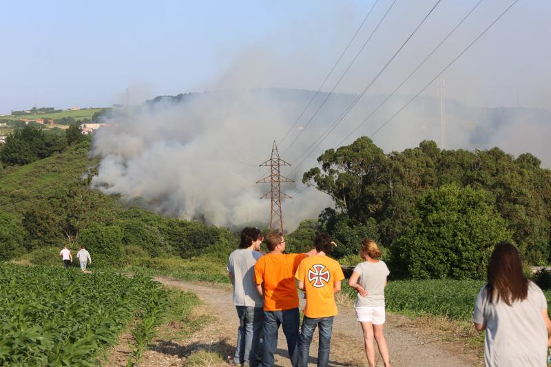 Incendio en Avilés cerca de las instalaciones de Alcoa