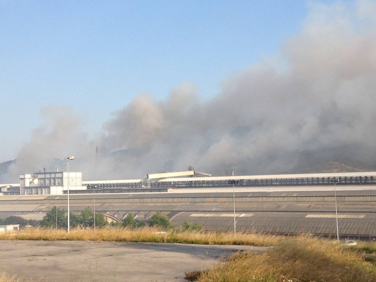 Incendio en Avilés cerca de las instalaciones de Alcoa