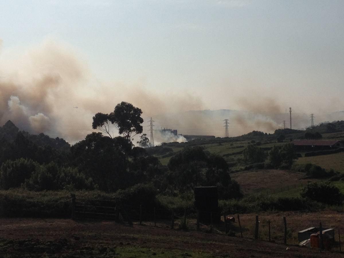 Incendio en Avilés cerca de las instalaciones de Alcoa