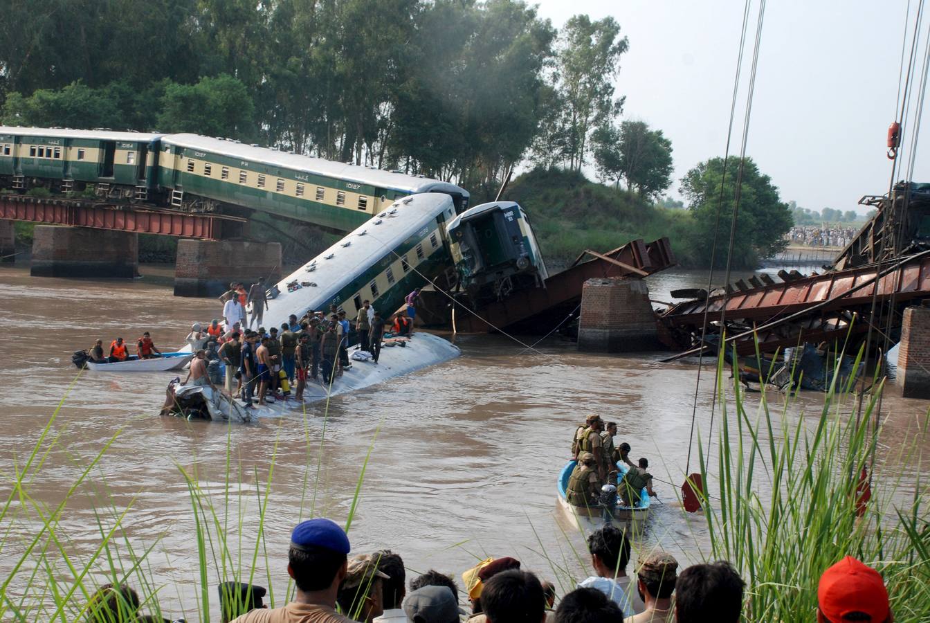 Cae un tren y un puente en Pakistán