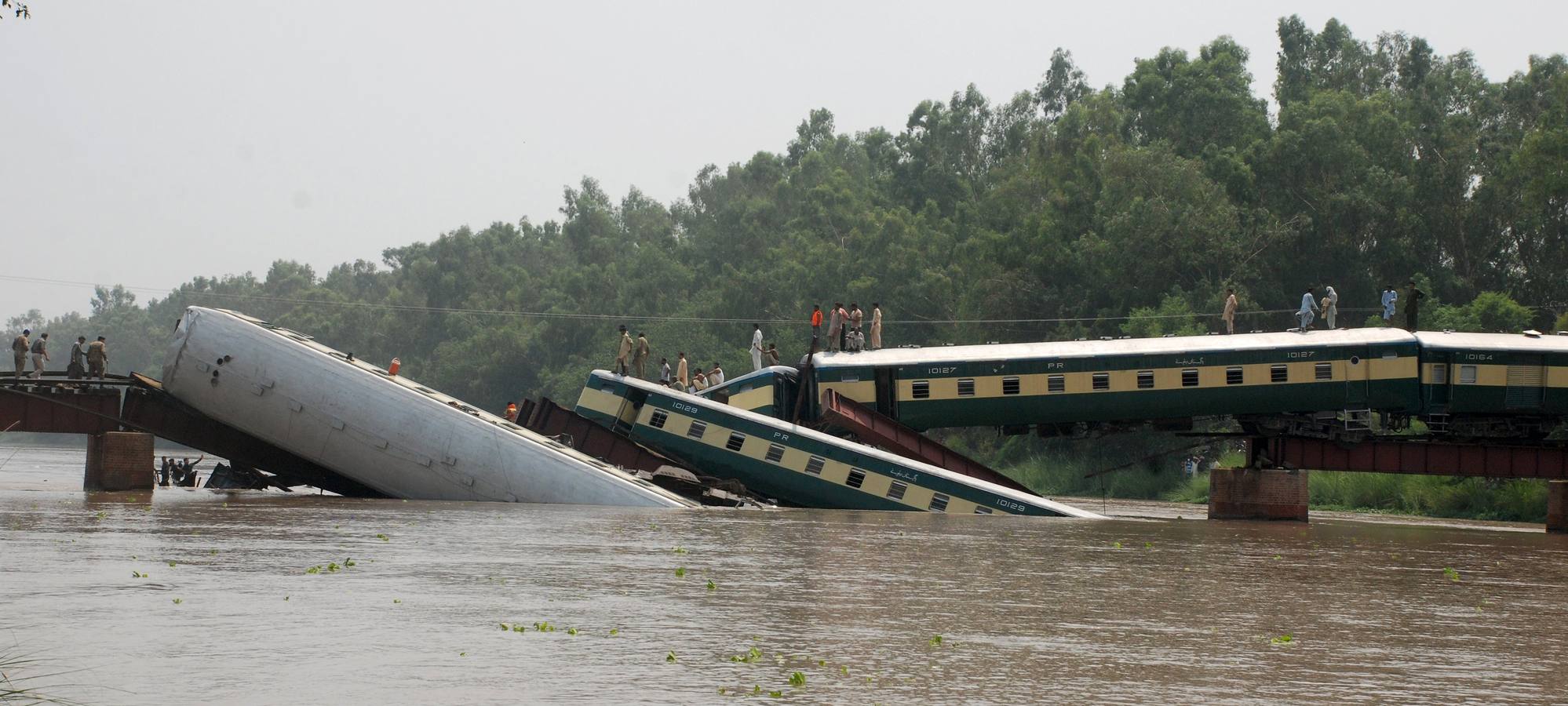 Cae un tren y un puente en Pakistán