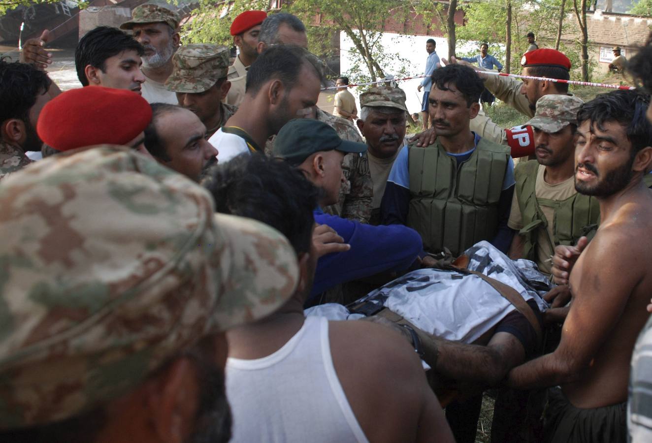 Cae un tren y un puente en Pakistán