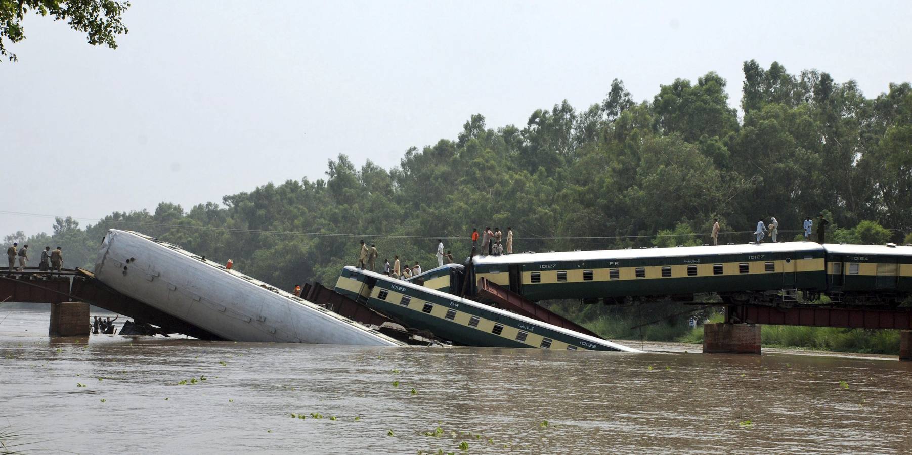 Cae un tren y un puente en Pakistán