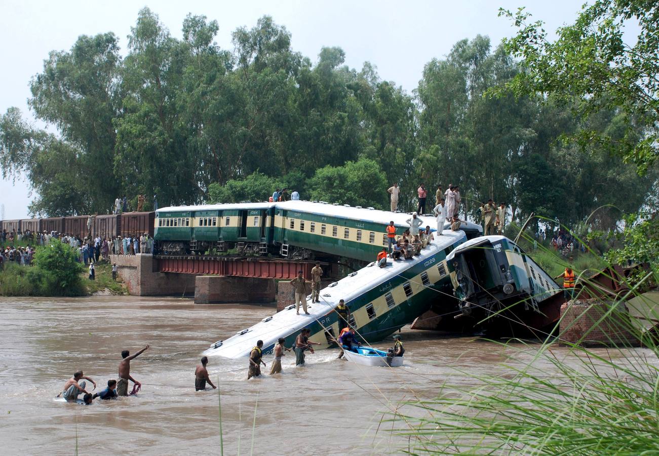 Cae un tren y un puente en Pakistán