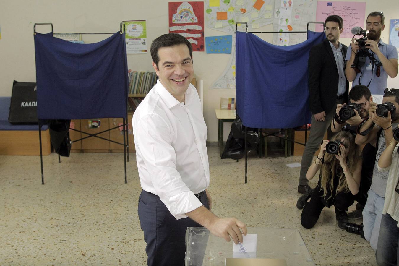 El primer ministro griego, Alexis Tispras, depositando su voto.