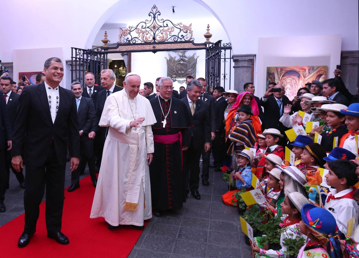 El papa Francisco junto al presidente de Ecuador, Rafael Correa.