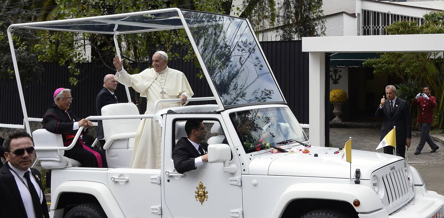 El papa Francisco en su papamovil.