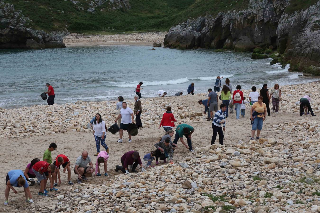 Trabajo vecinal para recuperar la playa de Cuevas del Mar