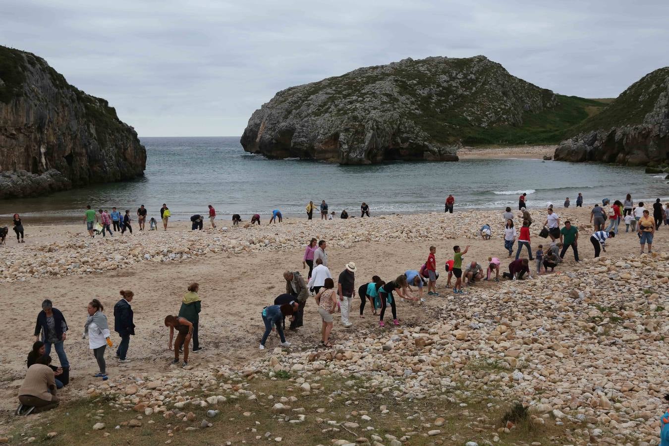 Trabajo vecinal para recuperar la playa de Cuevas del Mar