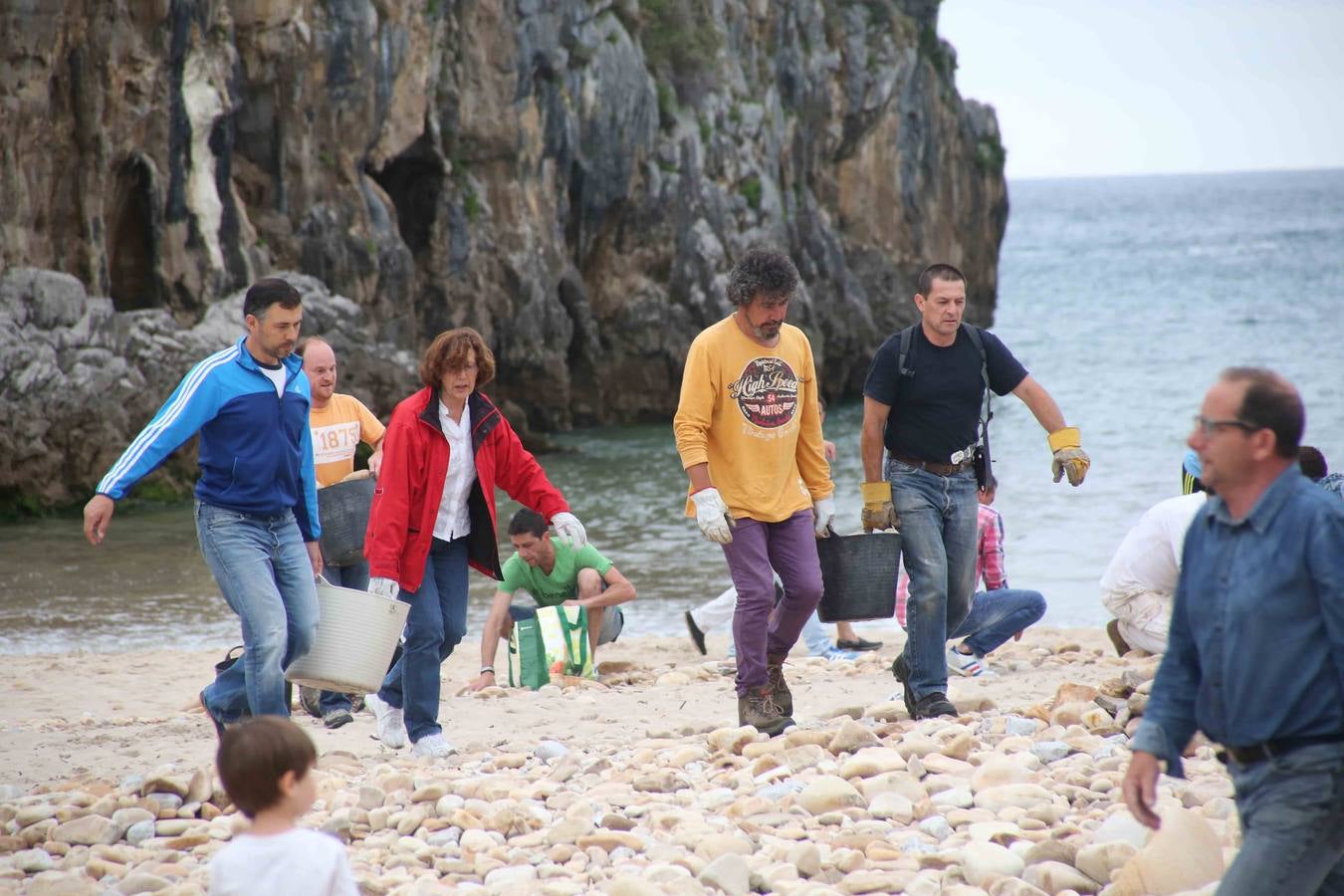 Trabajo vecinal para recuperar la playa de Cuevas del Mar