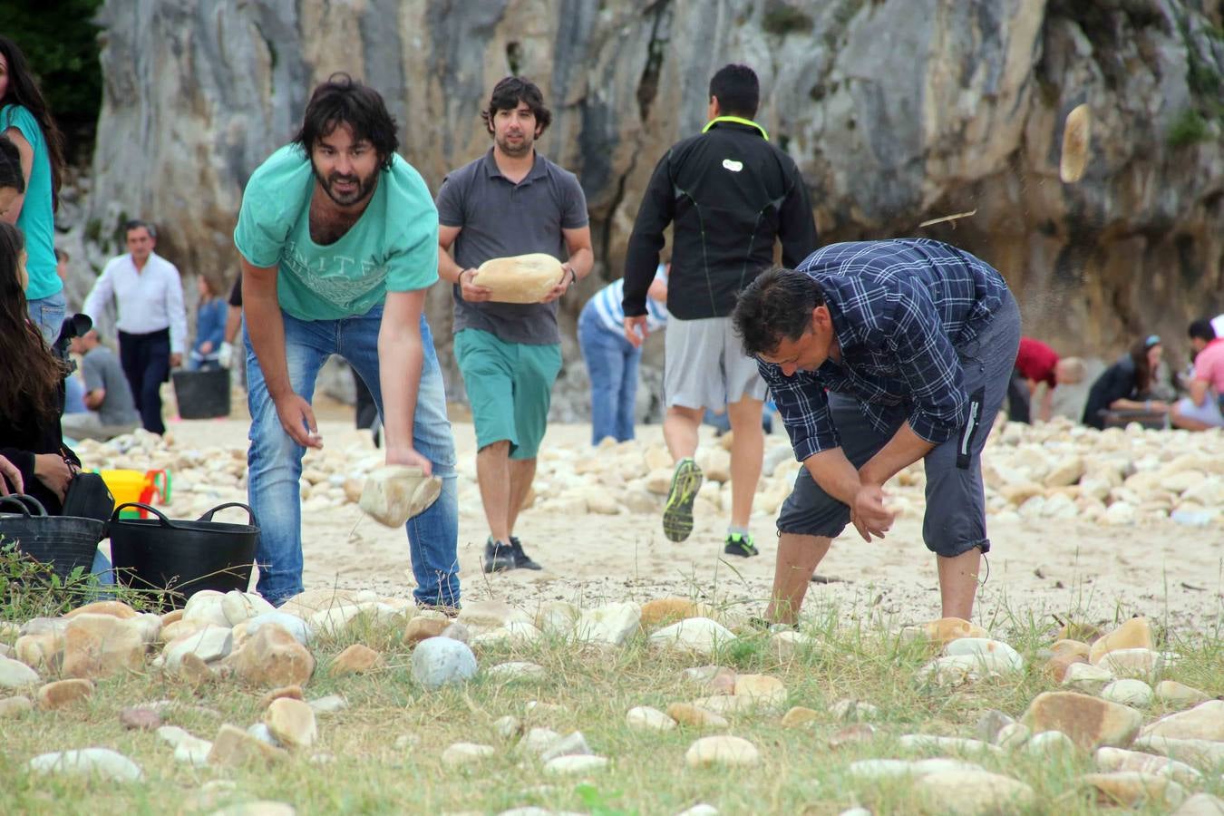 Trabajo vecinal para recuperar la playa de Cuevas del Mar