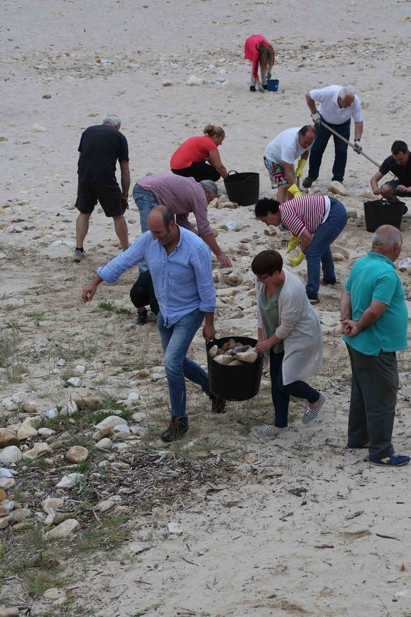 Trabajo vecinal para recuperar la playa de Cuevas del Mar