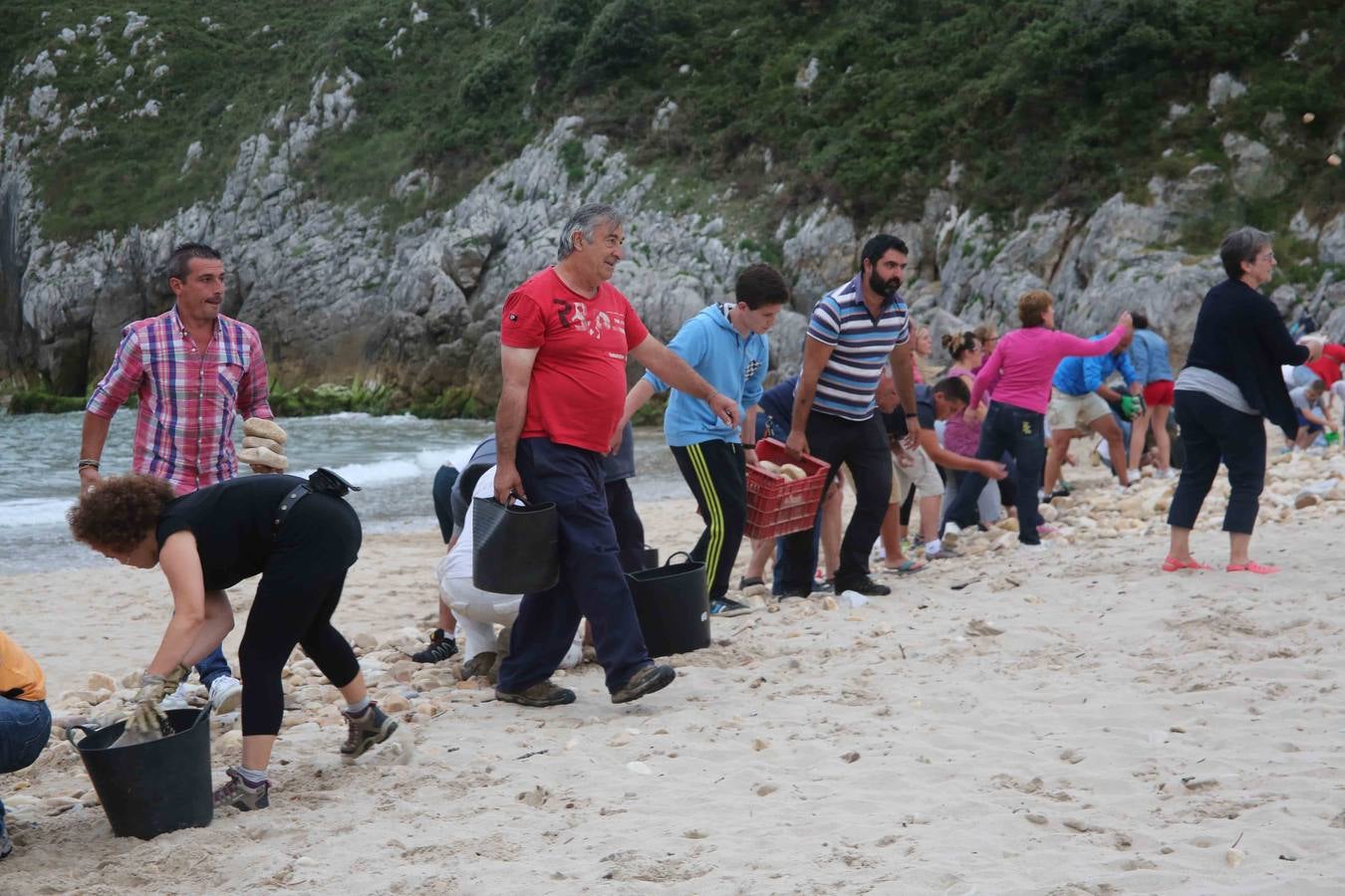 Trabajo vecinal para recuperar la playa de Cuevas del Mar