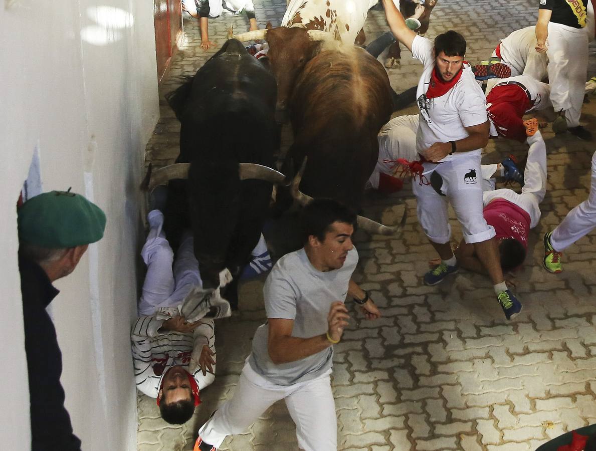 Un toro adelantado siembra el peligro en el tercer encierro