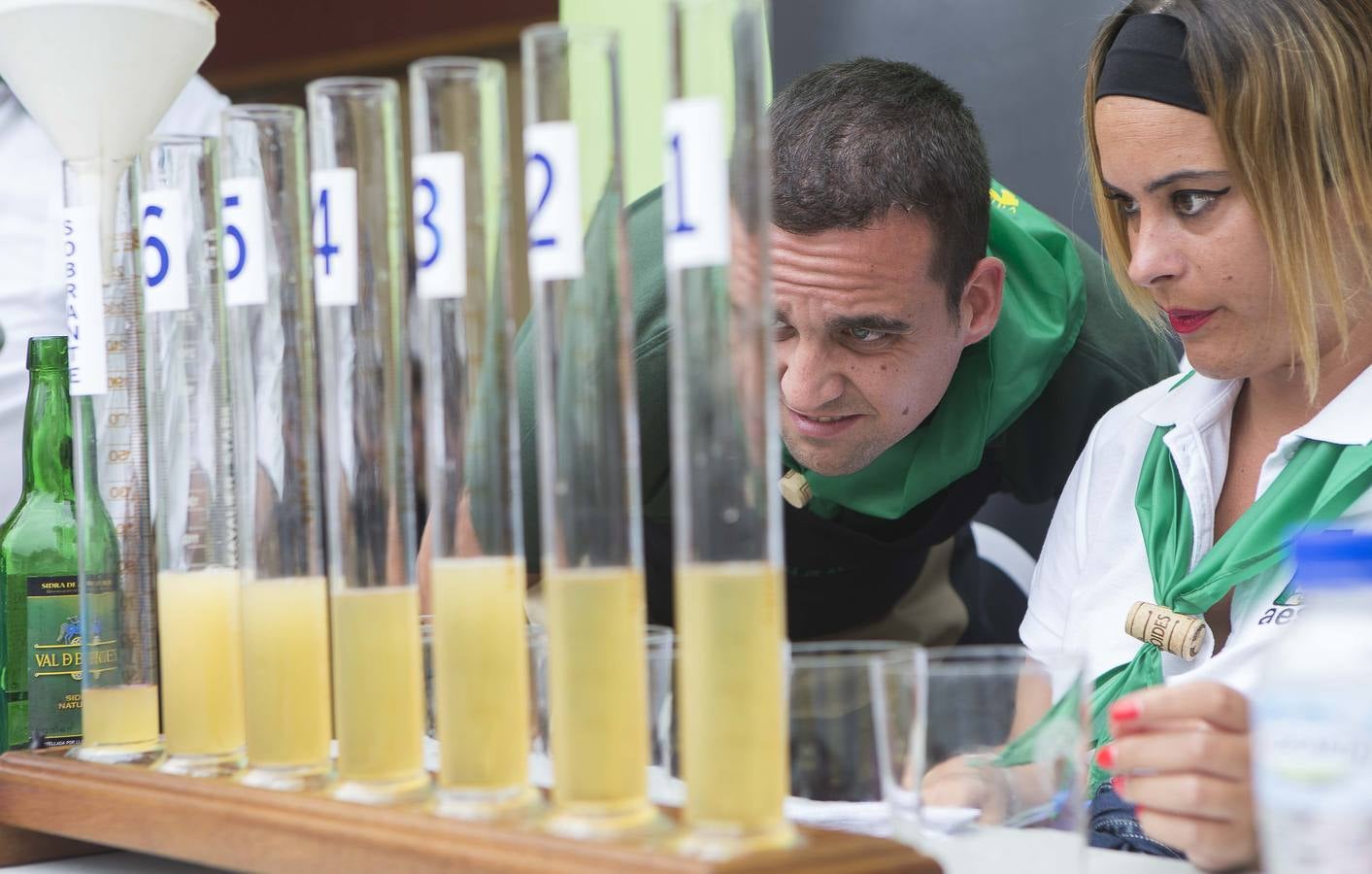 Concurso de escanciadores del Festival de la Sidra de Nava