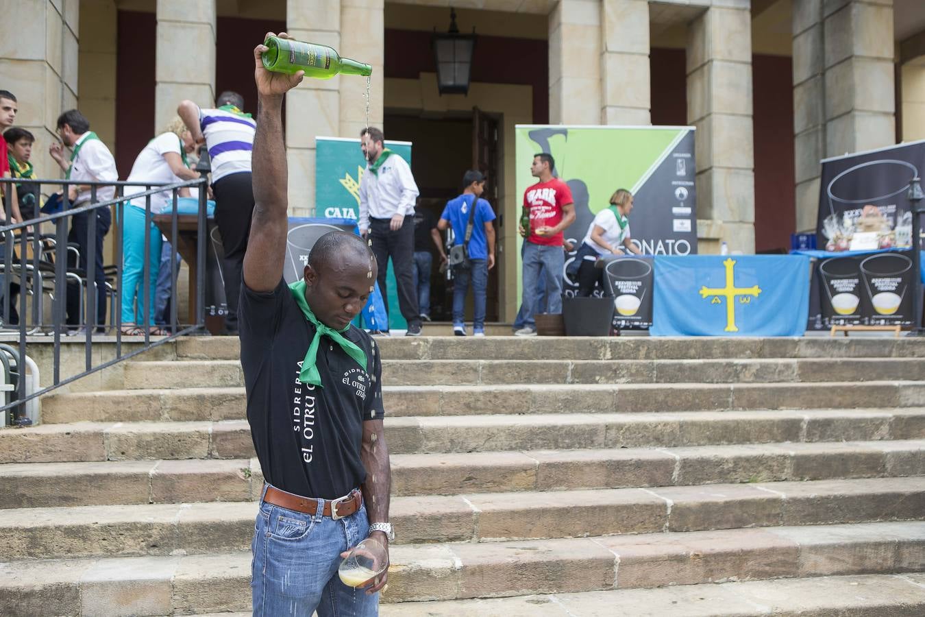 Concurso de escanciadores del Festival de la Sidra de Nava