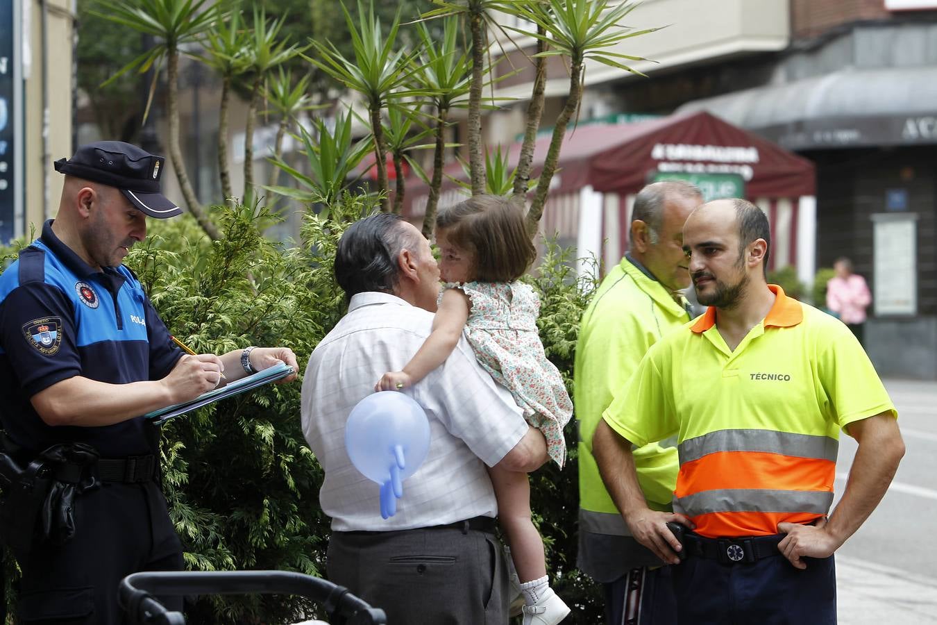 Cae un semáforo sobre un carrito de una niña en Oviedo