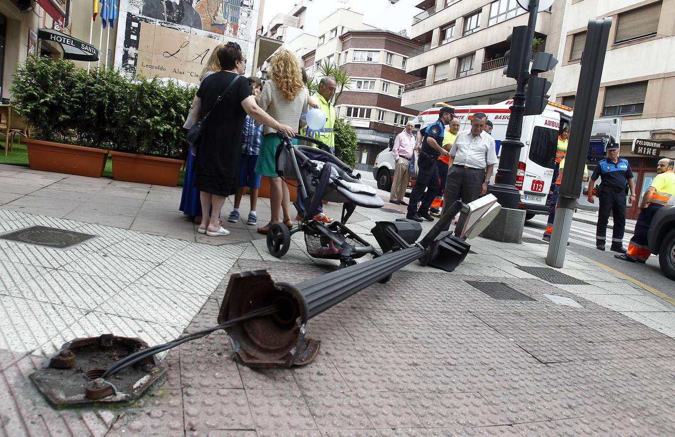 Cae un semáforo sobre un carrito de una niña en Oviedo