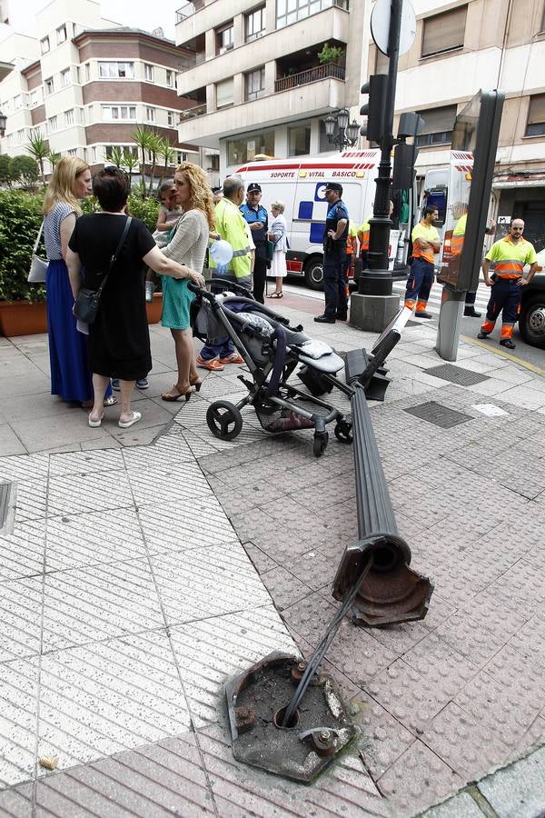 Cae un semáforo sobre un carrito de una niña en Oviedo