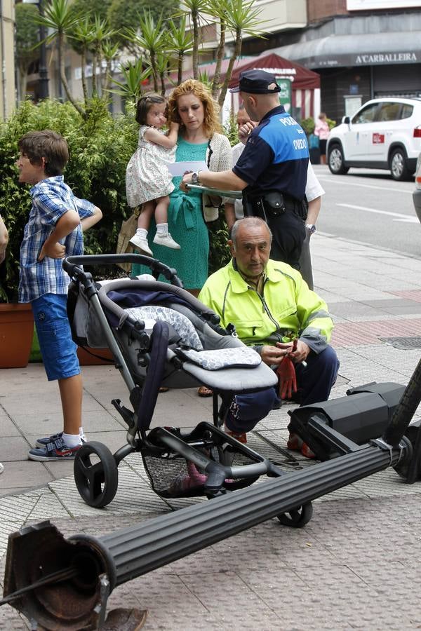 Cae un semáforo sobre un carrito de una niña en Oviedo