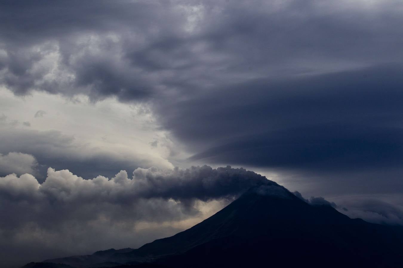 México vigila el volcán Colima