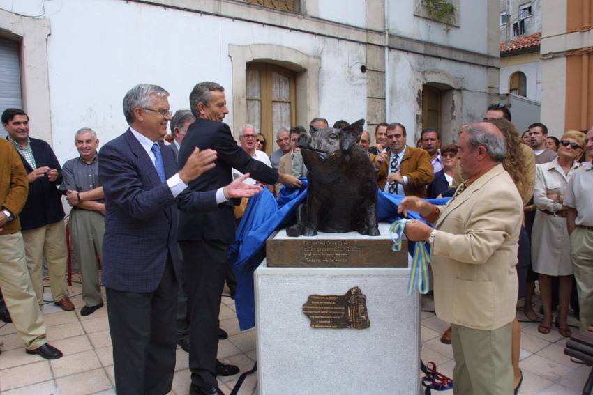 El alcalde de Noreña, Aurelio Quirós, y el consejero de Medio Rural inauguran el monumento al gochu. 2001