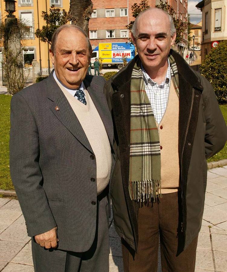 Aurelio Quirós, con César Movilla en 2005, cuando el segundo estaba a punto de sucederle como alcalde de Noreña.