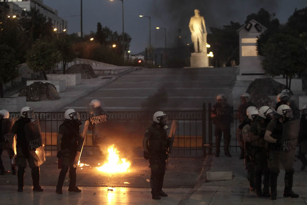 Enfrentamientos en Atenas entre Policía y manifestantes antiausteridad
