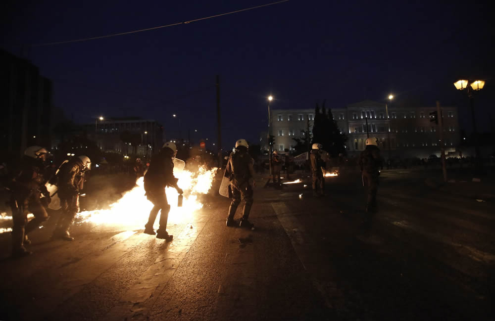 Enfrentamientos en Atenas entre Policía y manifestantes antiausteridad
