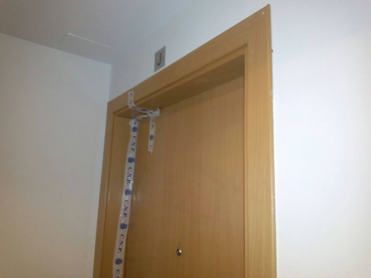 La puerta de la vivienda de la víctima.