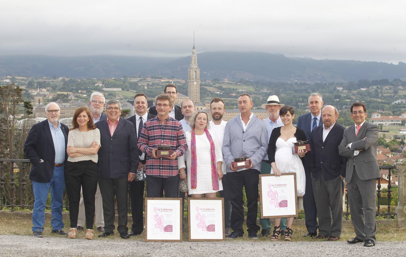 Los galardonados con el jurado, responsables de Vocento, de EL COMERCIO y los cocineros Nacho y Esther Manzano que se encargaron del 'catering'