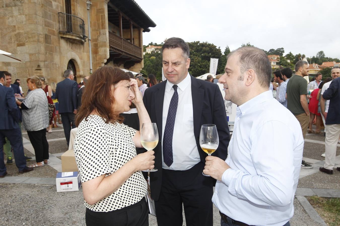 El director de EL COMERCIO charla con el director editorial de Vocento, Benjamín Lana, y la chef Esther Manzano.