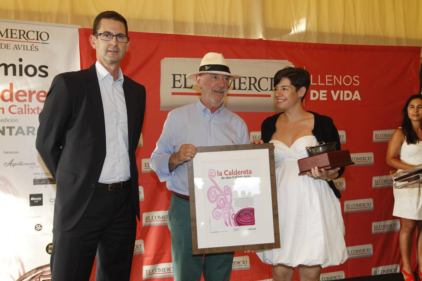 María Busta, de Casa Eutimio, de Lastres, recoge el galardón en la categoría de nuevo cocinero de manos del crítico de EL COMERCIO Eufrasio Sánchez y en presencia del gerente de EL COMERCIO, Goyo Ezama.