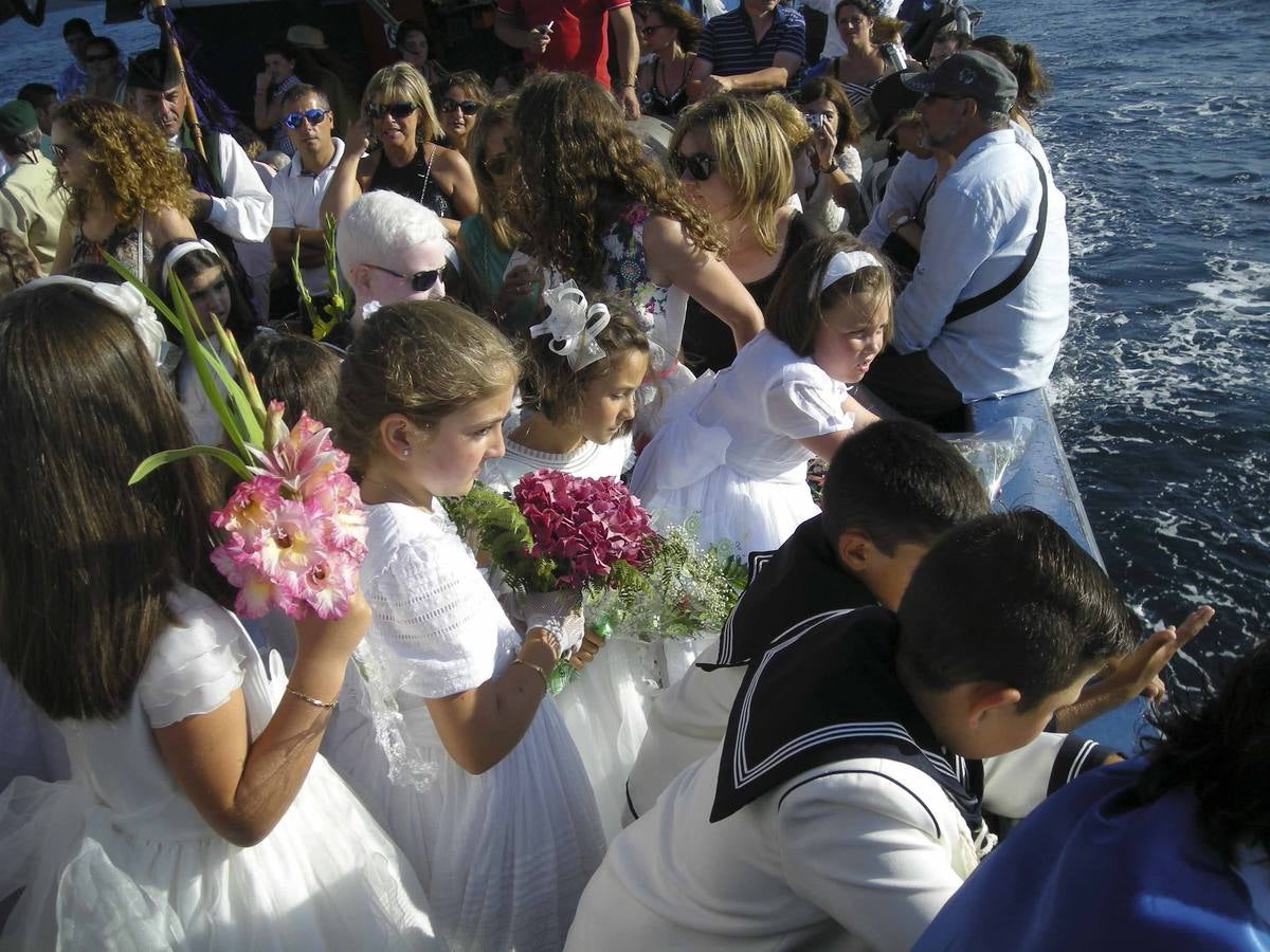 Lastres se vuelca con la celebración del Carmen