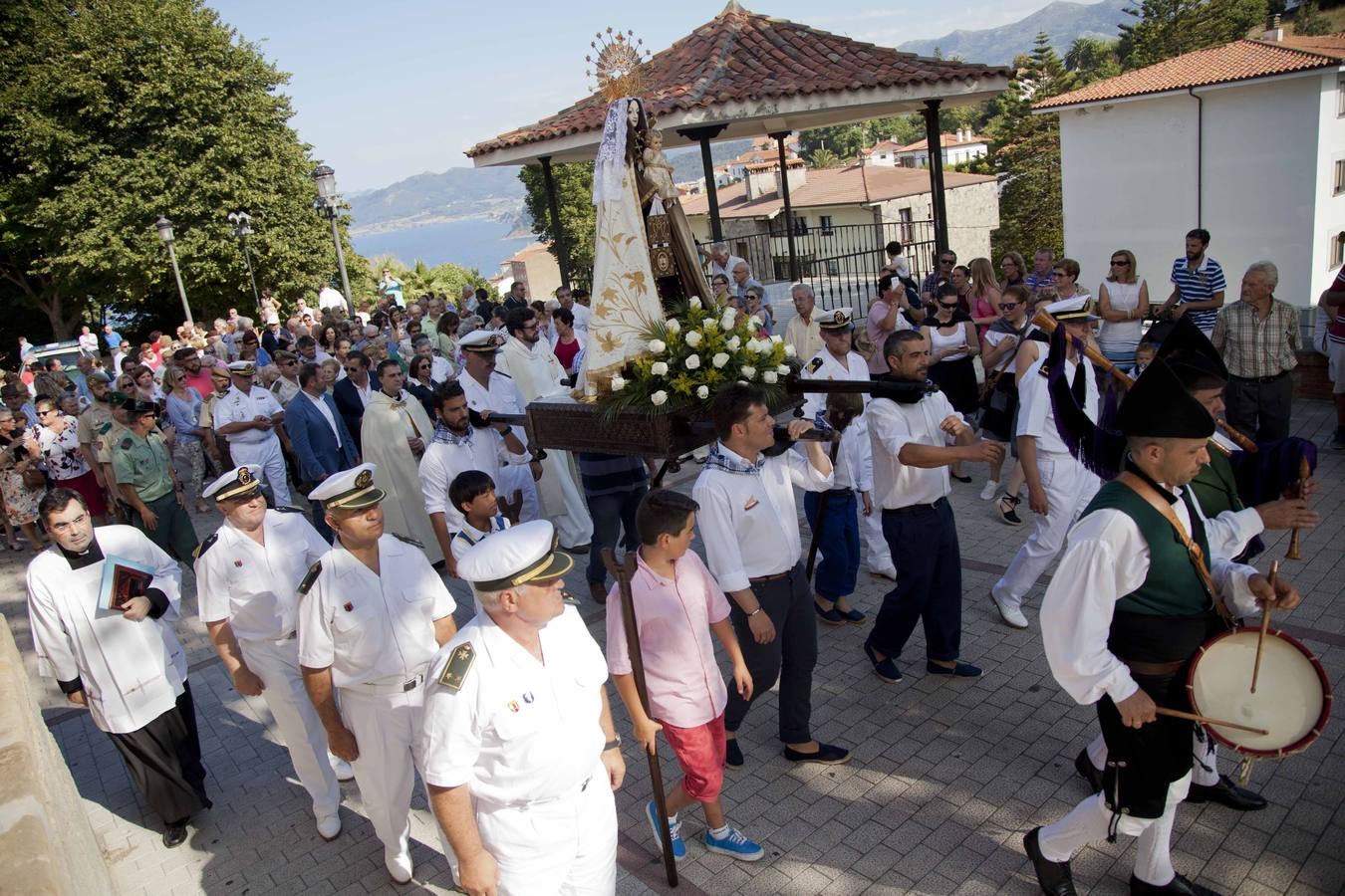 Lastres se vuelca con la celebración del Carmen