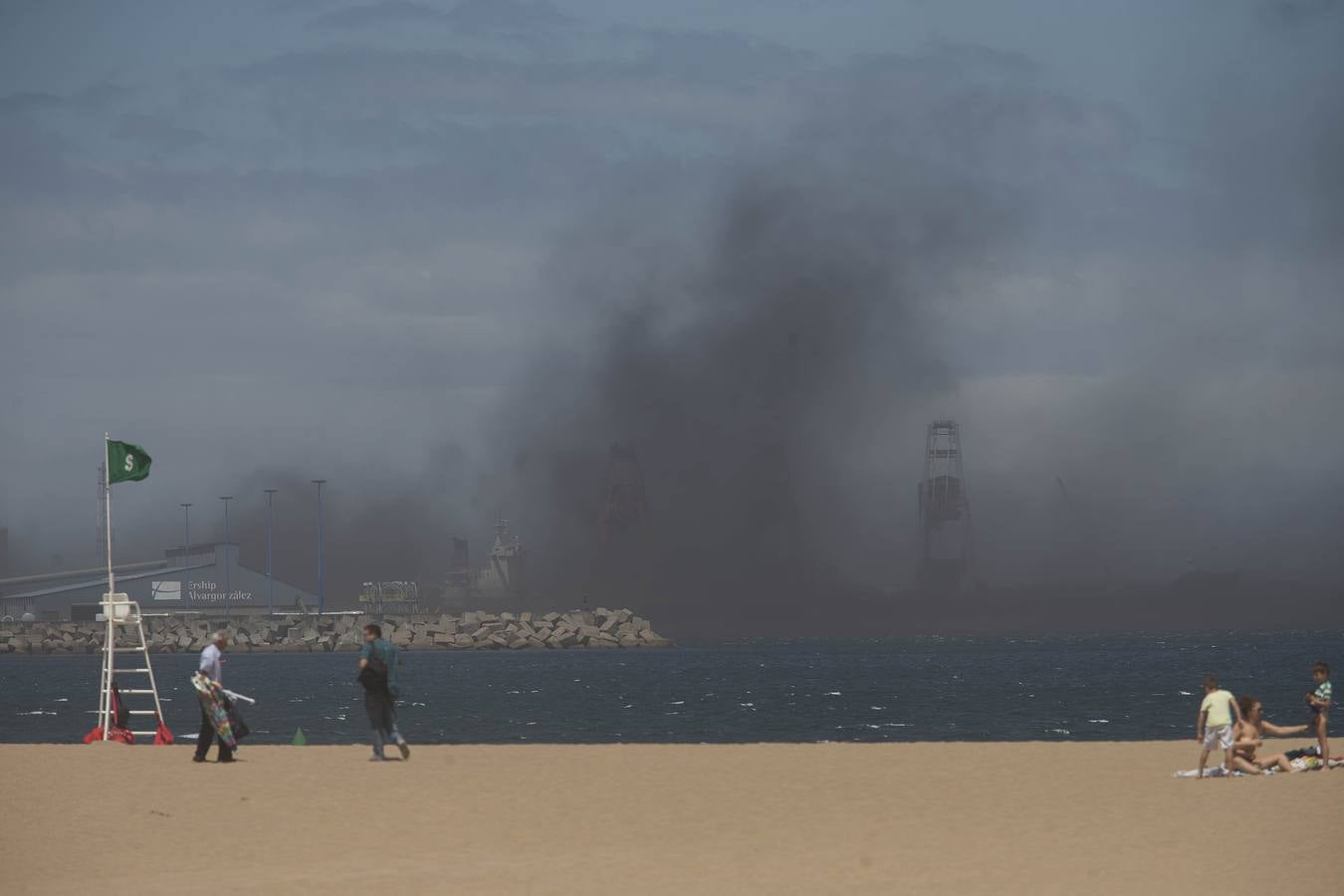 Una nube de carbón obliga a los bañistas a abandonar las playas