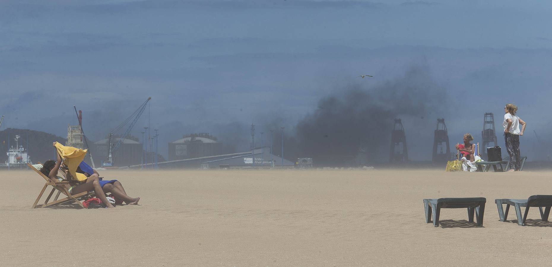 Una nube de carbón obliga a los bañistas a abandonar las playas