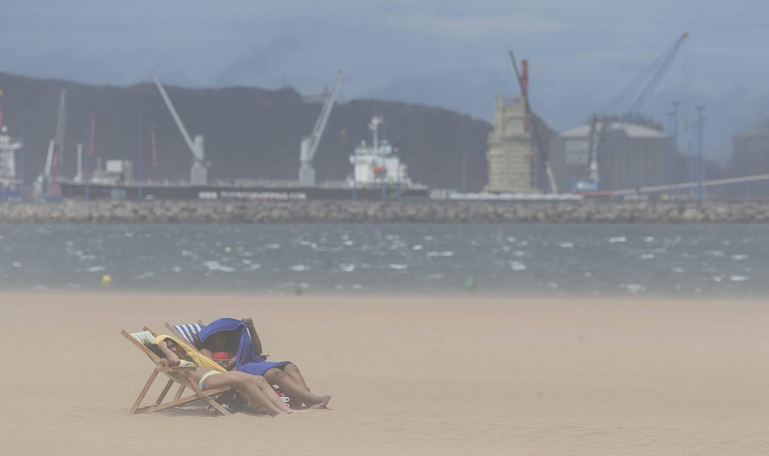 Una nube de carbón obliga a los bañistas a abandonar las playas