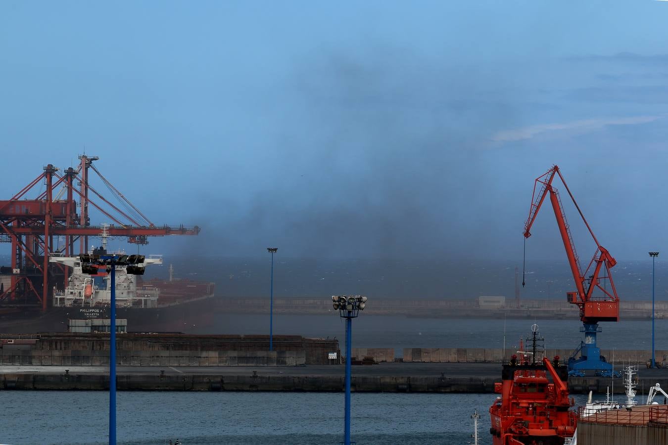 Una nube de carbón obliga a los bañistas a abandonar las playas