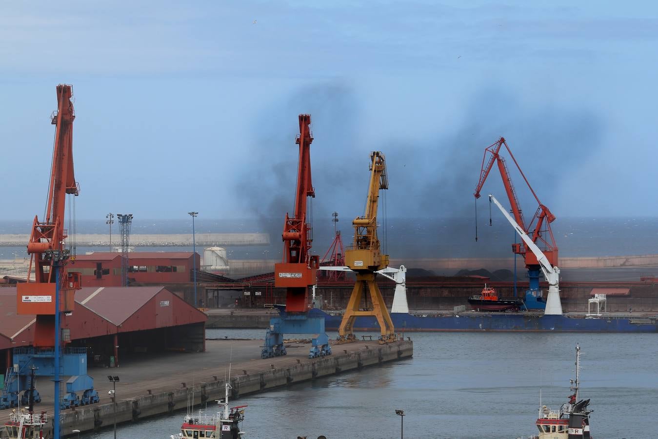 Una nube de carbón obliga a los bañistas a abandonar las playas