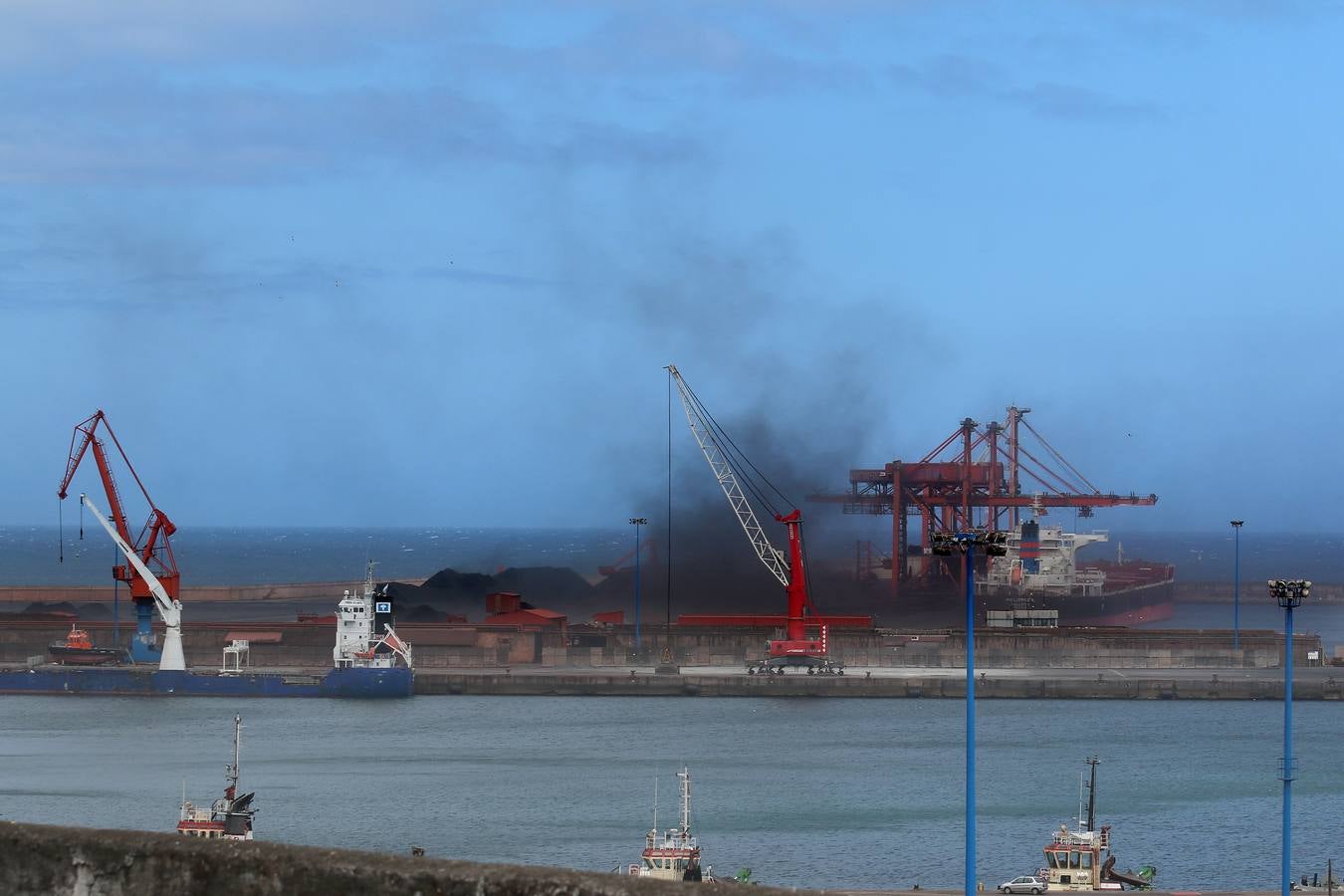 Una nube de carbón obliga a los bañistas a abandonar las playas
