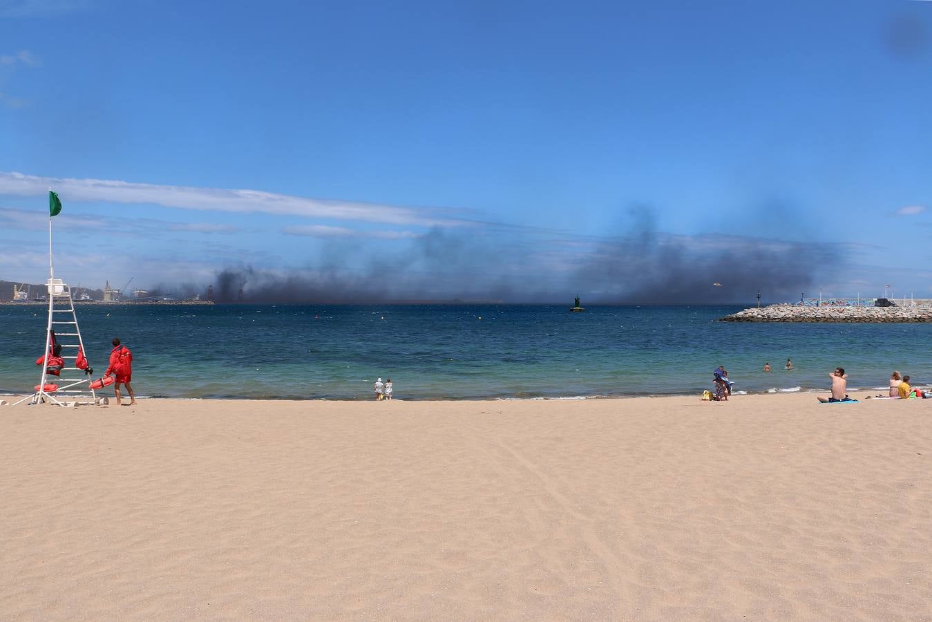 Una nube de carbón obliga a los bañistas a abandonar las playas