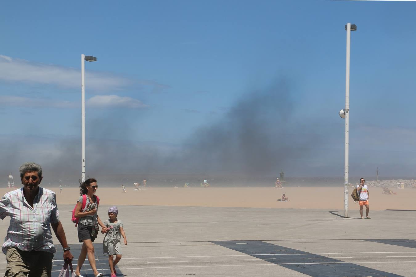 Una nube de carbón obliga a los bañistas a abandonar las playas