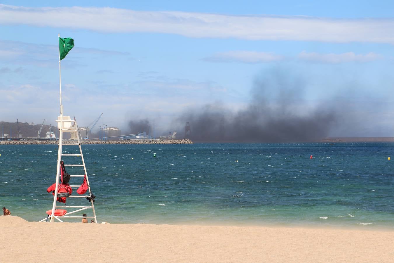 Una nube de carbón obliga a los bañistas a abandonar las playas