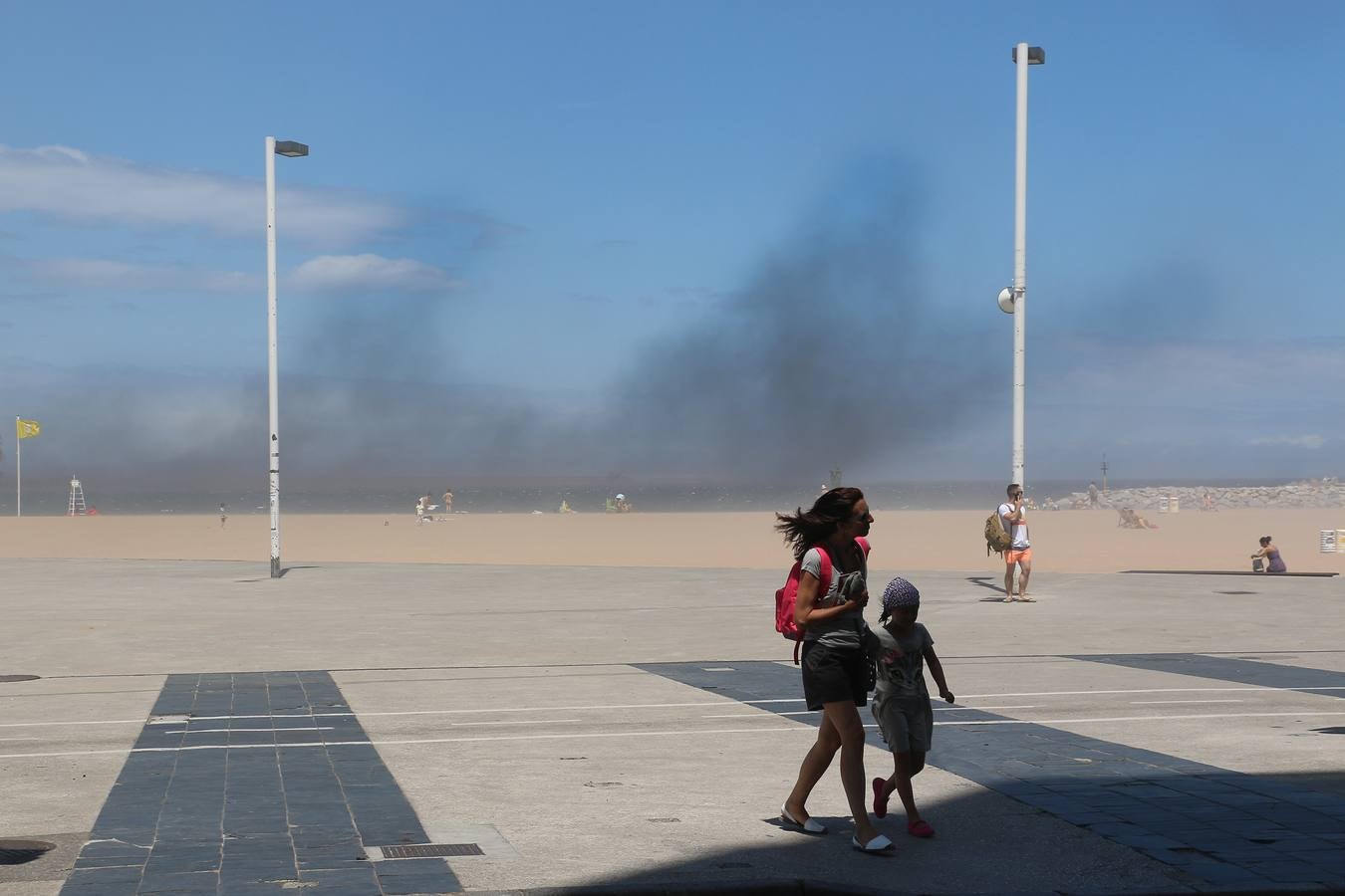 Una nube de carbón obliga a los bañistas a abandonar las playas