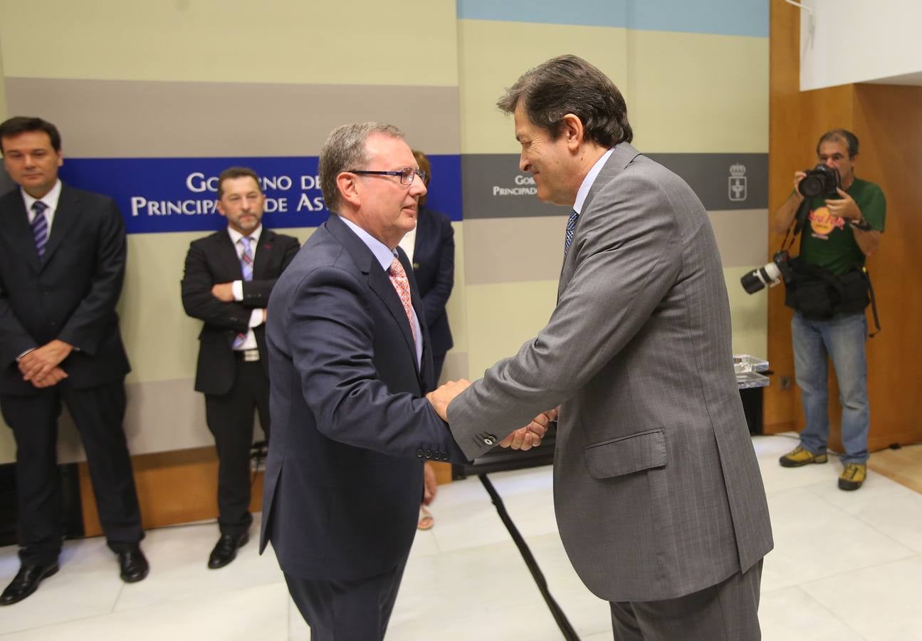 Francisco del Busto recibe el saludo de Javier Fernández.