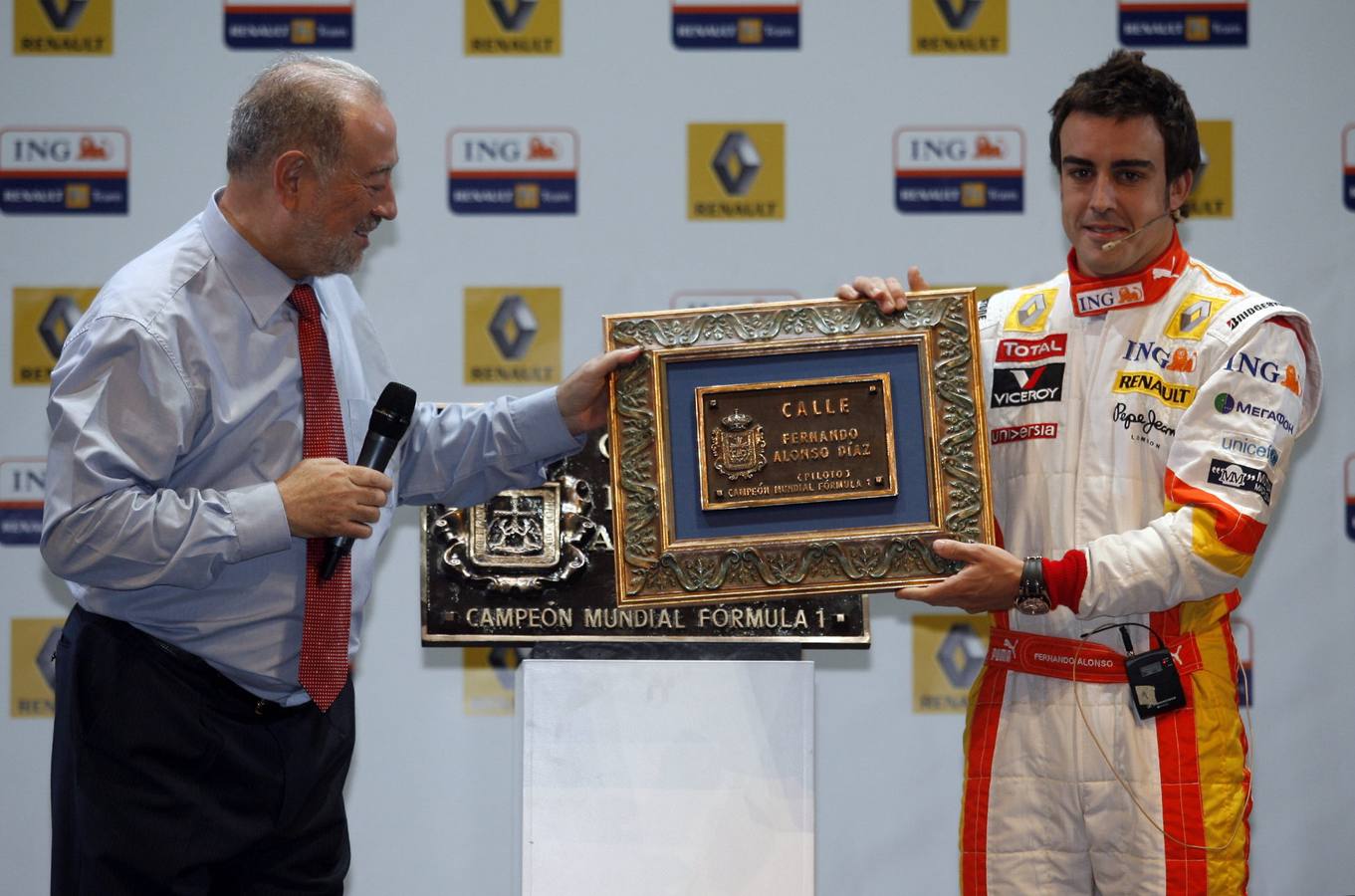 Alonso, con la placa de la calle que lleva su nombre en Oviedo junto al entonces alcalde Gabino de Lorenzo.