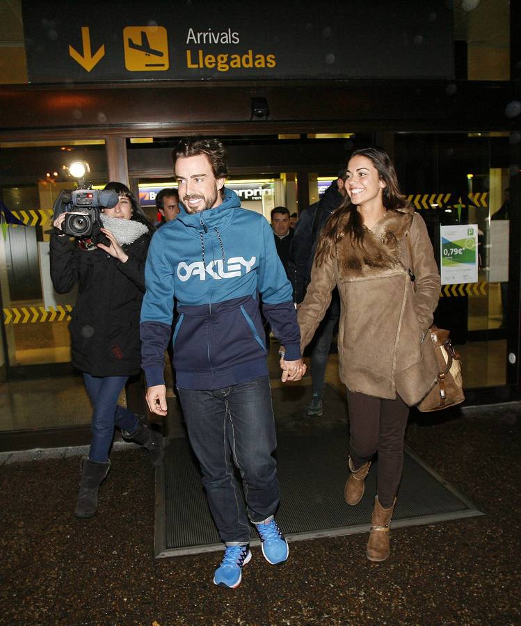 Alonso en el aeropuerto de Asturias junto a su actual pareja, Lara Álvarez, tras el accidente de Montmeló.